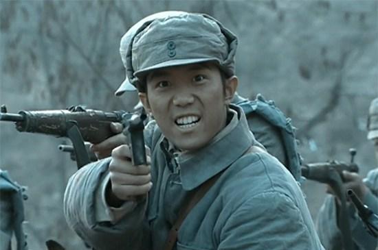 六,《亮剑》里的小人物塑造,骑兵连连长孙得胜向敌人进攻.