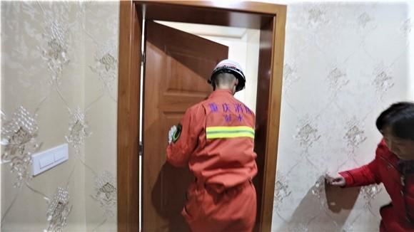 奶奶用脚踹门,持刀劈门都没将卧室的房门打开.