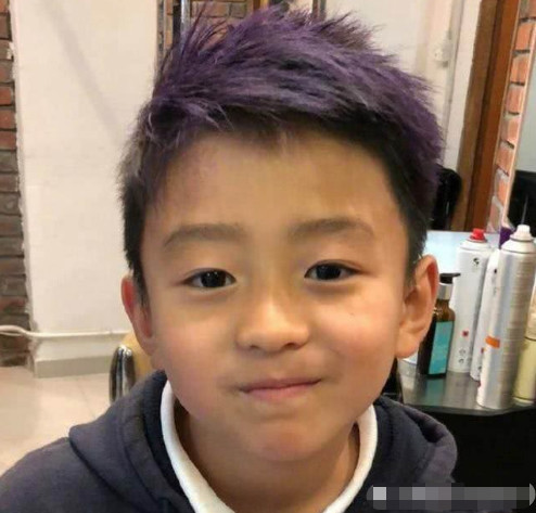 张柏芝儿子长大了头发染成紫色穿着潮流眉目间像极了谢霆锋