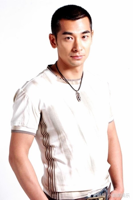 46岁赵文卓一家近照,妻子美貌如花,三个孩子长相和他一模一样