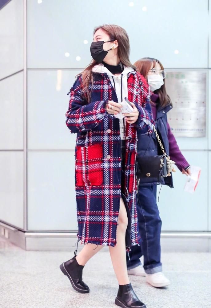 火箭少女紫宁冬天还穿高开叉裙,小腿都光溜溜