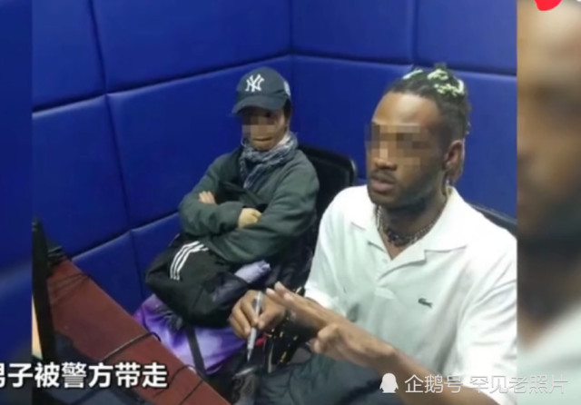 黑人男子商场偷窃被抓,上海女友阻挠民警:他是摩尔人 你没权抓