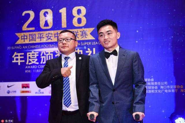 黄紫昌力压郭全博当选最佳新人 拄拐走上领奖