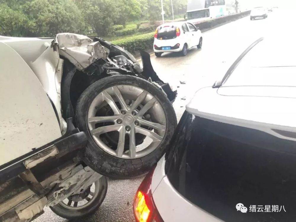 丽水街头惊现开车大神!直接把车"骑"到别人车上