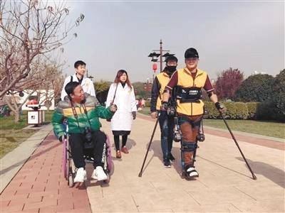 营口90后瘫痪小伙变身钢铁侠 借助机器人挑战“全马” 营口90后瘫痪小伙变身钢铁侠 借助机器人挑战“全马”