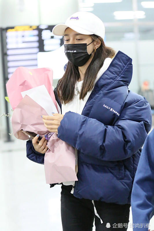 迪丽热巴沈梦辰同穿面包服,网友:一样的衣服怎