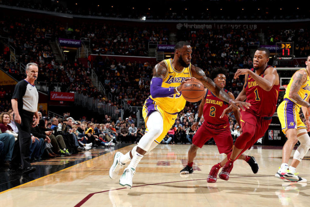 湖人胜骑士 詹姆斯持球突破与小南斯拥抱