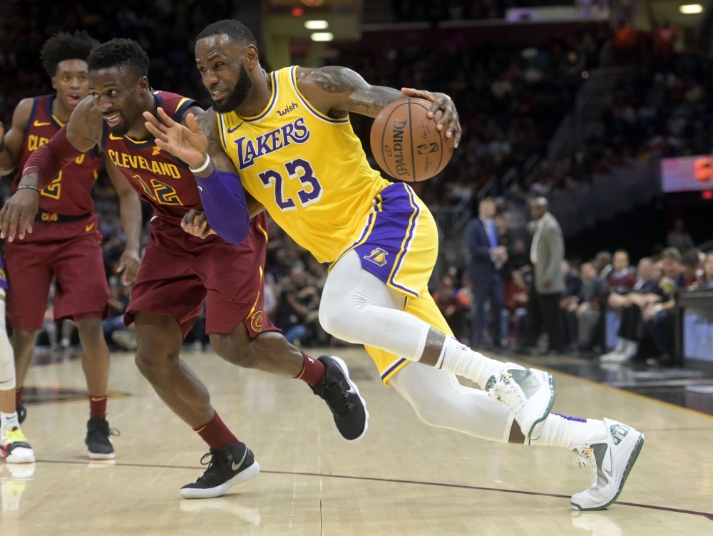 湖人胜骑士 詹姆斯持球突破与小南斯拥抱