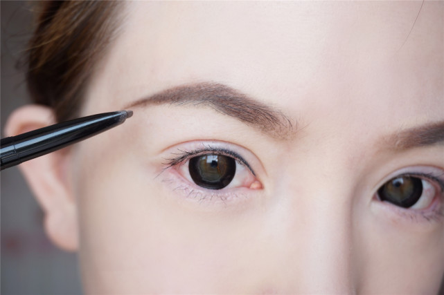 盲目的纹眉毛 你知道自己的脸型适合什么样的眉形吗