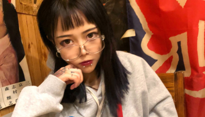 顾茜茜的"社会蹲"火了,下半身走光却浑然不知,网友:黑色!