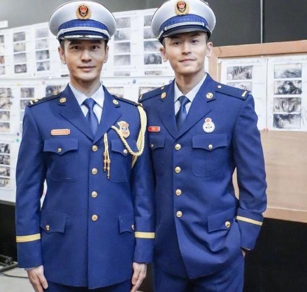 张哲瀚烈火英雄官宣军装照帅气逼人向网友上演制服诱惑