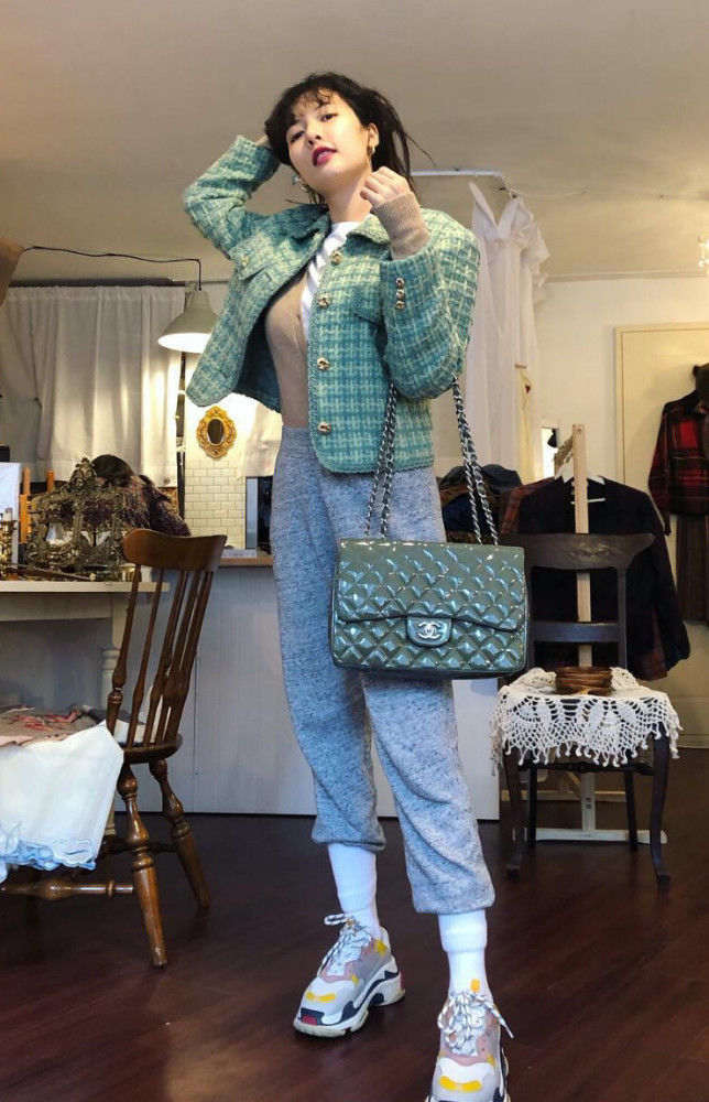 金泫雅衣品真好,粉色开衫搭配碎花裙甜美似仙女,一般人驾驭不来