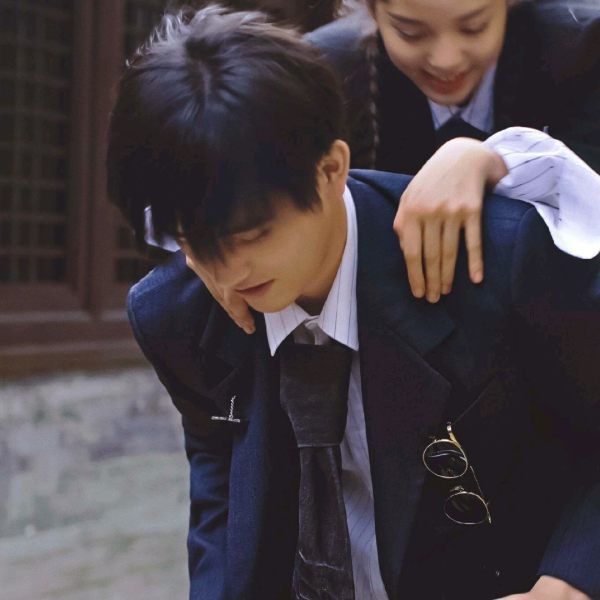 男生对你"身不由己"的3个动作,已经暗恋你很久了,别不知道!