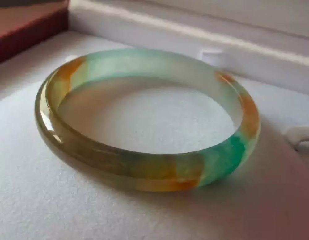 婆婆给儿媳一只30年前买的三色玉镯 如今知道价值反悔了 腾讯新闻