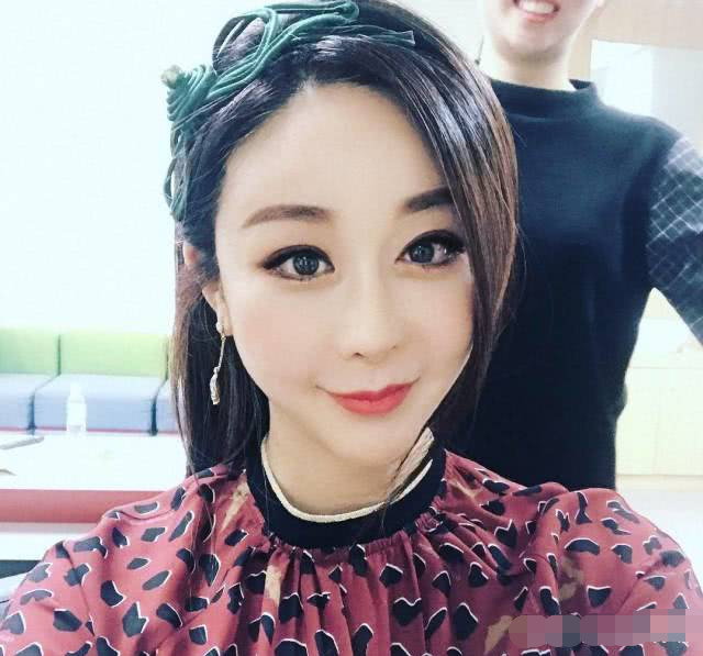 咸素媛的自拍照里面还有另外三位韩国女星徐敏静,张英兰和李河静,这三