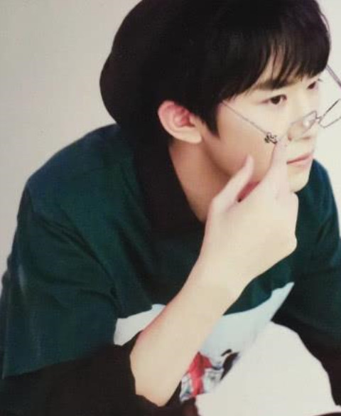 易烊千玺"d型腿"火了,网友:腿短的是硬伤