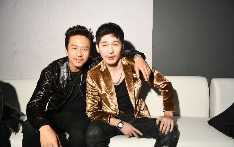 邓超再获一子,超哥白宇晒父子合照,老父亲皱