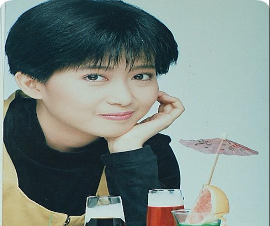 歌声甜美,也让成为了新一代的台湾女歌手,在上世纪90年代那时候大街