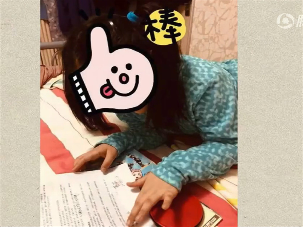 学校邀家长签署协议:孩子做作业时自己不玩手