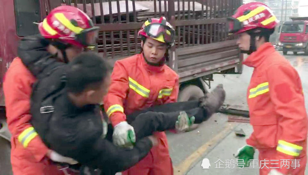 今早重庆两货车相撞 2人被困