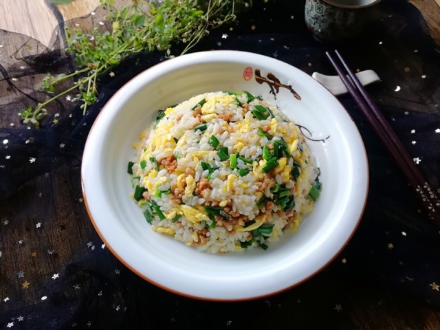 下入韭菜,放入盐,快速翻炒,将韭菜炒制颜色变深,关火,盛出装盘即可.