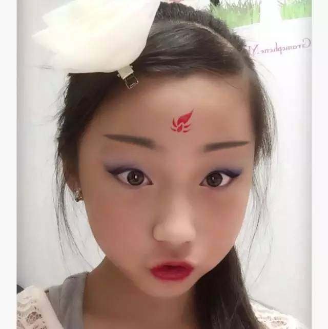 同样是"化妆"小学生vs初中生,网友:眼已瞎