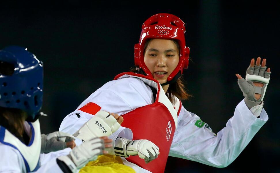 比赛中,里约奥运该级别冠军,中国选手郑姝音在半决赛中13-3轻取伦敦