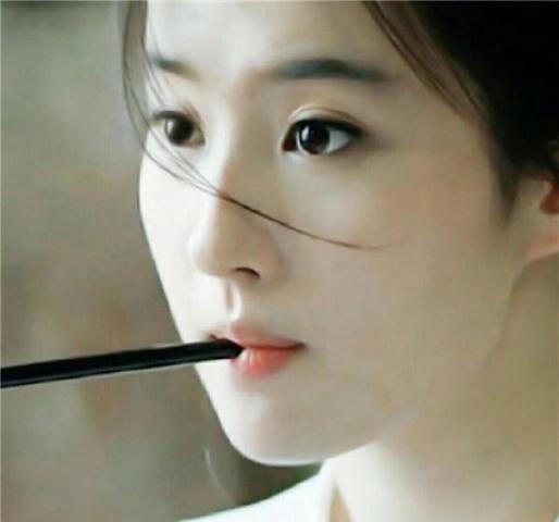 被问为何不跟胡歌在一起?刘亦菲笑着回答9个