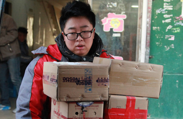 快递包装盒被压扁,女客户刁难不收货,家里老爷子喊一嗓子才得救