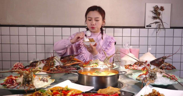大胃王密子君和mini争吃播一姐 看到这张图片 才发现被骗了