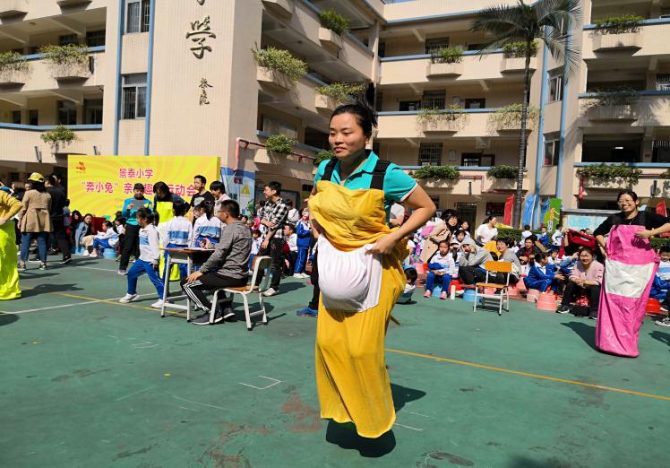 白云区景泰小学柯子岭校区举办"奔小兔"亲子趣味运动会