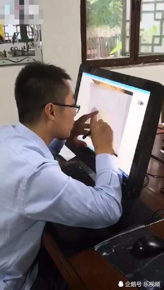 幼儿园老师给孩子布置画恐龙的作业,家长的操