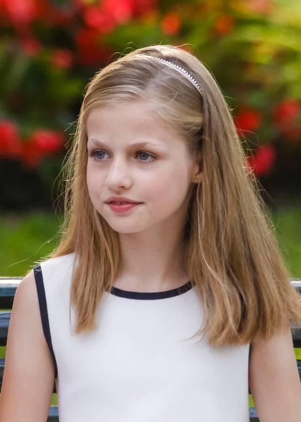 13岁西班牙公主不容易,想坐下被妈妈拽起,再坐下又被妹妹提醒