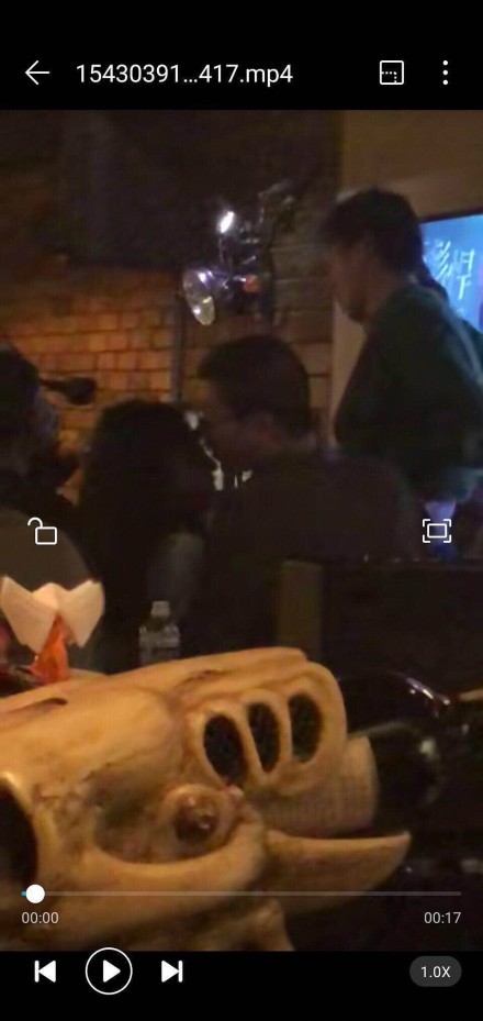 女子在酒吧搂抱亲吻疑似婚内出轨,还肯定该女子不是李诞老婆黑尾酱,并