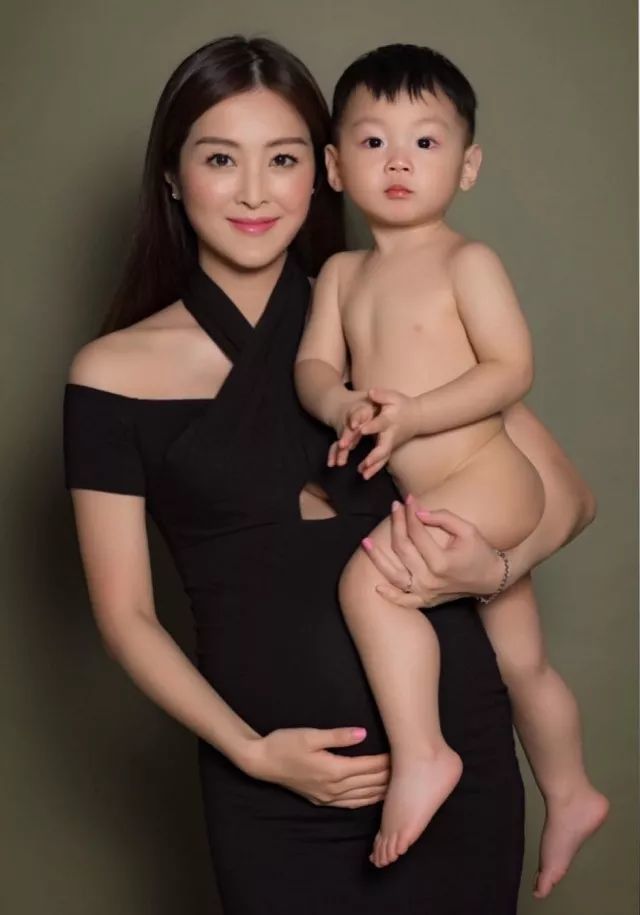 日前,前港姐冠军张名雅早前就宣布再怀二胎,当时才怀孕四个月的她眨眼