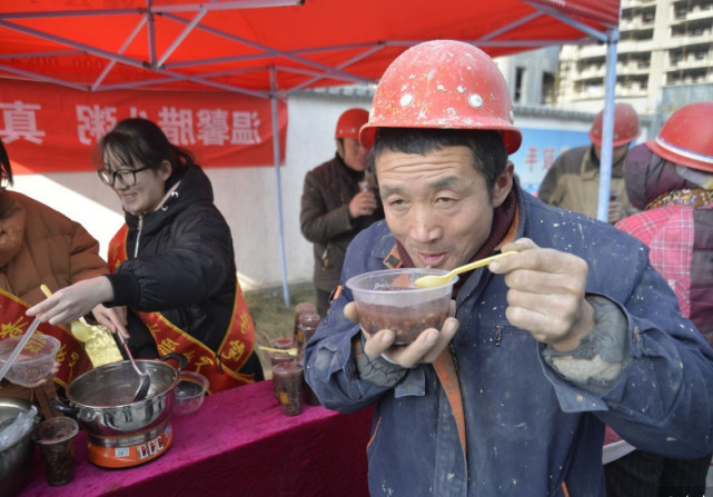 农民工兄弟的工地生活,女民工丝毫不输男民工,甚至更加努力