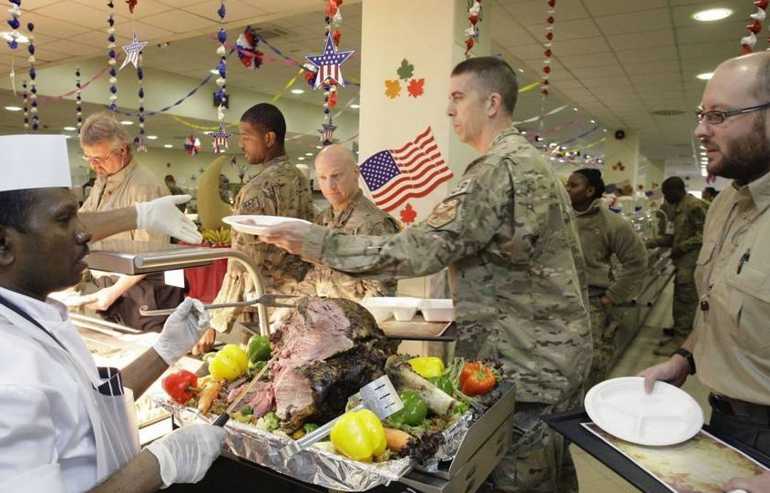 军大口吃鸡,枪里子弹上了膛,旁边难民眼巴巴看