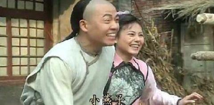 还珠格格:你还记得小燕子成格格后回大杂院,柳青柳红的反应吗