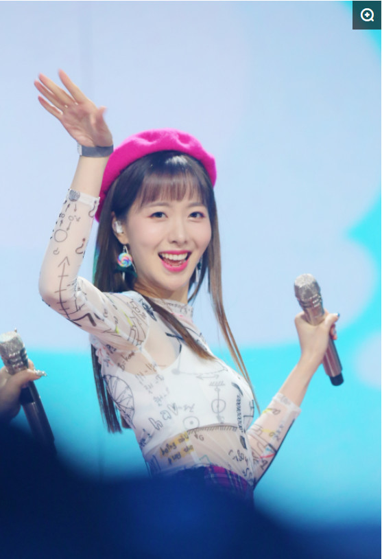 《创造101》赵尧珂第三场公演现场图,加油一个了不起的女孩!