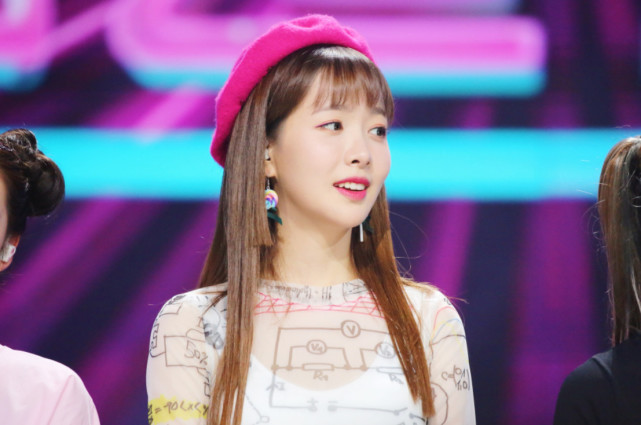 《创造101》赵尧珂第三场公演现场图,加油一个了不起的女孩!