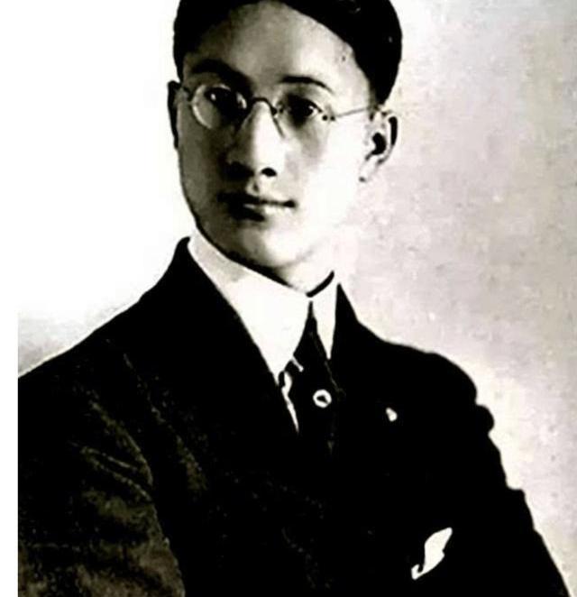 妈妈帮妹妹裹脚,妹妹怕疼,哥哥上前阻止,网友:民国好哥哥