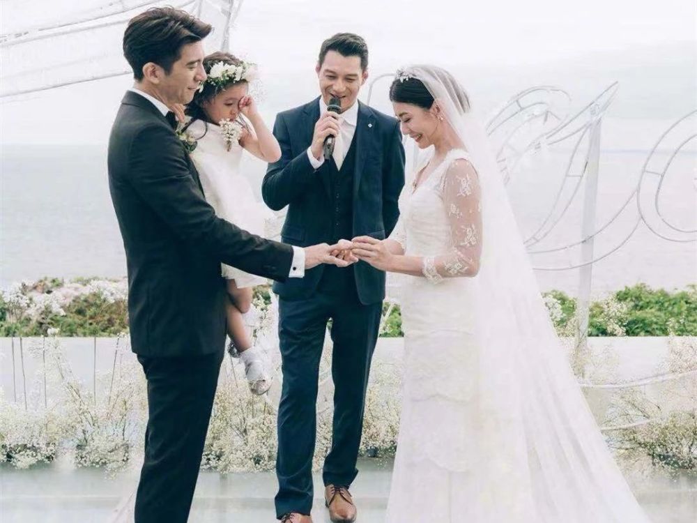 穿婚纱的妈妈_鞠婧祎穿婚纱的照片(3)