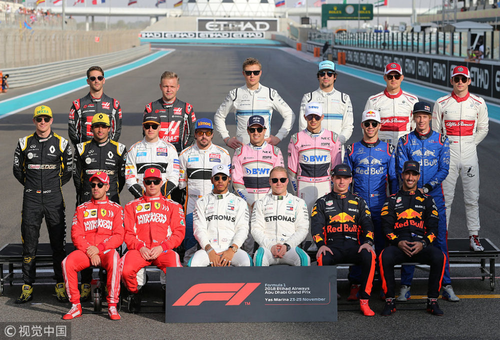 【全场回放】【f1年度收官站首圈激烈碰撞 霍肯伯格赛车被撞翻碎片