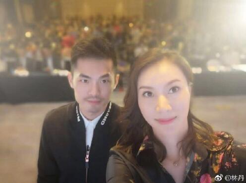 林丹为谢杏芳公司站台 亲密合影大赞妻子口才