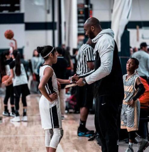 科指导为二女儿布置战术,吉安娜的臂展引球迷关注,快到膝盖了