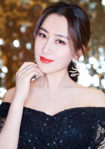 马苏出席活动,一下车就做这样的动作,旁边的男助理都看傻眼了!