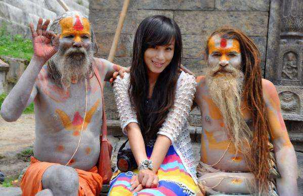 印度"苦行僧"让游客避而远之,却有美女相伴左右