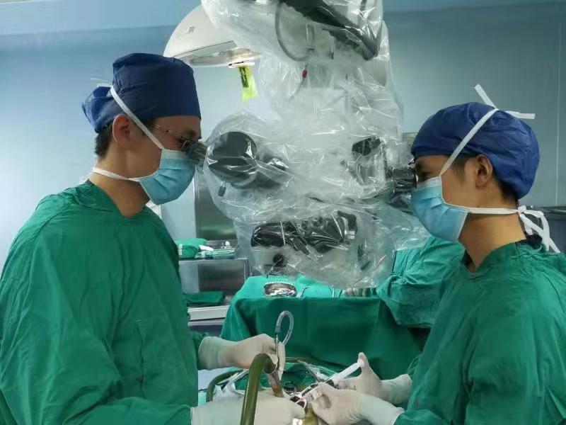 50多岁女子手机不离手导致颈椎病 按摩险瘫痪