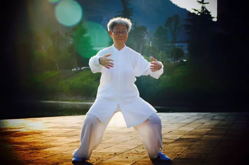 九时间的掌握每天抽出十分钟来站养生桩,人人都可以获得一生的健康