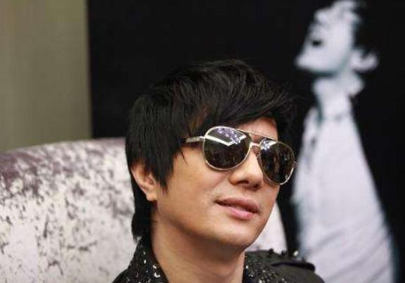 这位明星是摇滚歌手郑军.